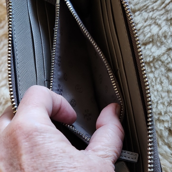 Beautiful Tory Burch Fleming Taupe Leather 3/4 Zippered Long Wallet 🩶🤎🎁 - Picture 12 of 15